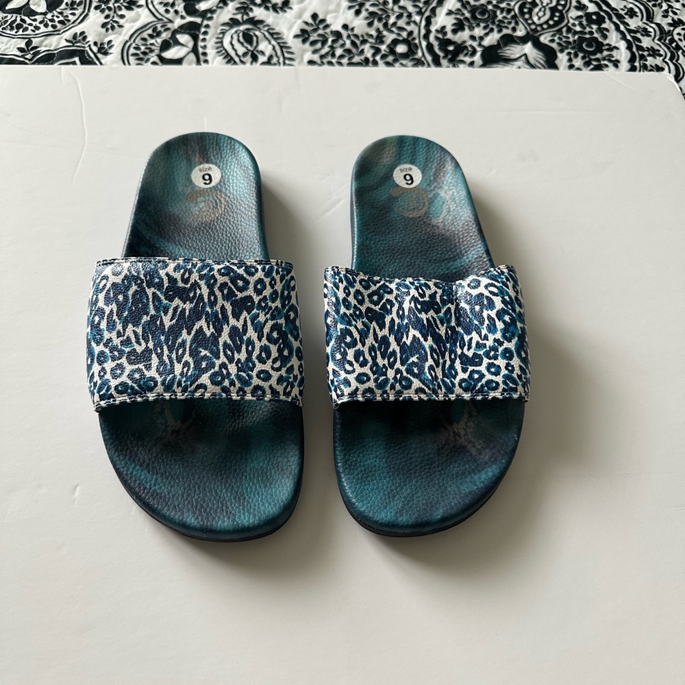 NWOT Calme by Johnny Was Blue Leopard Print Slide Sandals